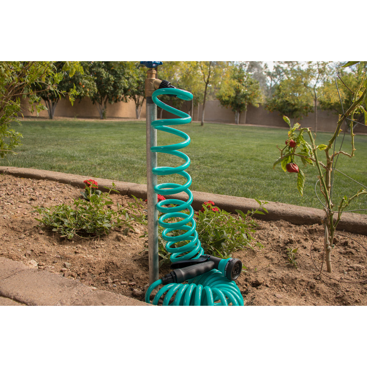 Manguera de espiral azul de 25' con boquilla de plástico de 8 patrones 26381