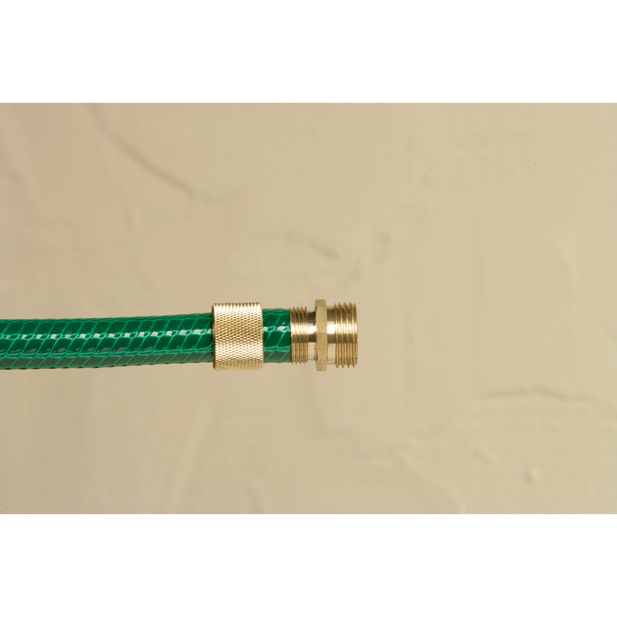 Empalmador de manguera Ultimate macho de latón de 5/8" 56801