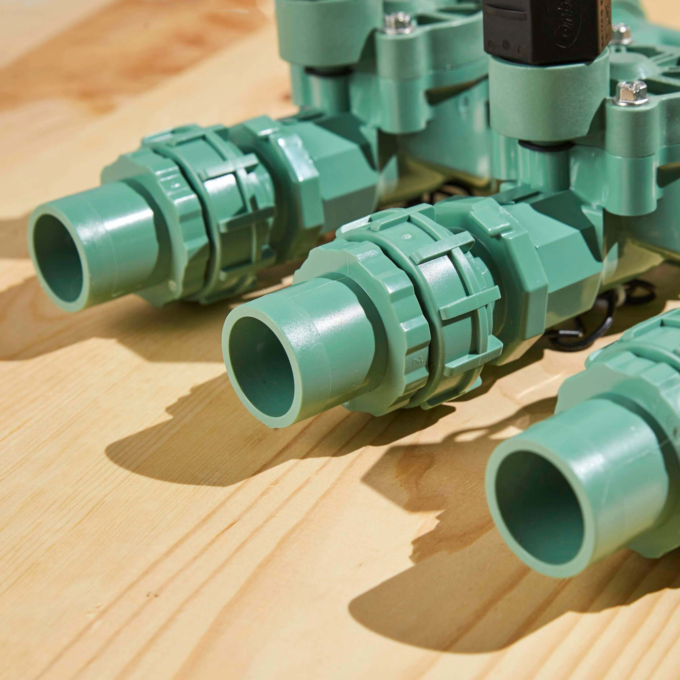 57253 - The preassembled sprinkler valve manifold can connect to both ¾-inch and 1-inch PVC pipes. 